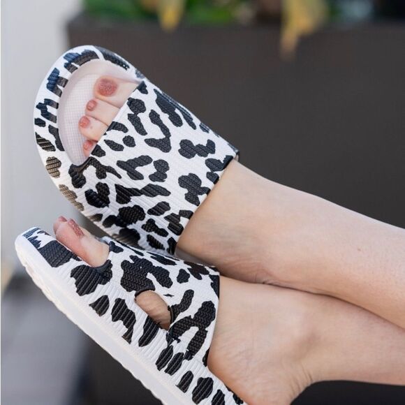 Insanely comfy beach/ casual slides - Picture 7 of 7